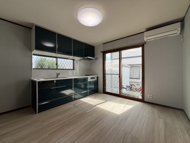 野田市日の出町　中古戸建　平成7年築のキッチン|2025年9月にリフォームされた綺麗なダイニングキッチン。エアコンも新品を取りつけています。2025年9月断熱性・UVカット施工が施されたペアガラス内窓を取付。