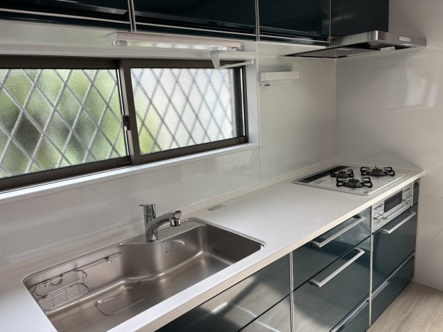 野田市日の出町　中古戸建　平成7年築のキッチン|2025年9月リフォーム済み。収納力のあるキッチンは、清潔に保てますね(*´▽｀*)