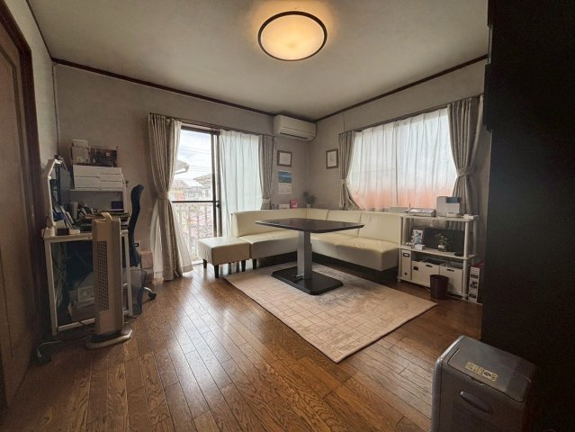 野田市日の出町　中古戸建　平成7年築の居間・リビング|2階リビング。二面採光で自然光のたっぷり入る明るい空間！家族団らんの時間を過ごしてください。2025年9月断熱性・UVカット施工が施されたペアガラス内窓を取付。