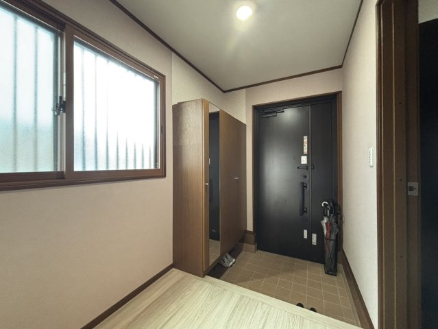 野田市日の出町　中古戸建　平成7年築の玄関|お出かけ前の身だしなみのチェックもバッチリできます♪　玄関ドア交換・床張替え・壁紙貼り替えなど2026年11月リフォーム済み♪