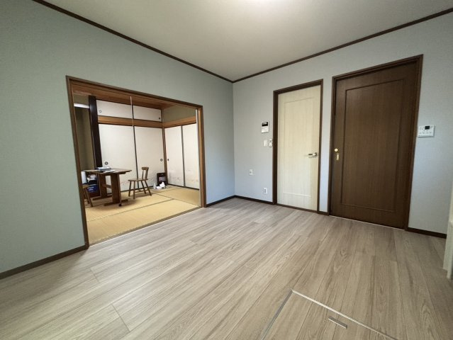 野田市日の出町　中古戸建　平成7年築の居間・リビング|大きな窓のある居心地の良い空間☆彡　2025年9月断熱性・UVカット施工が施されたペアガラス内窓を取付。