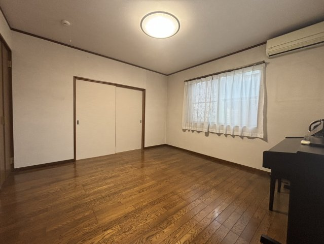 野田市日の出町　中古戸建　平成7年築の洋室|ダークブラウンの床は、高　級　感や重厚感が感じられます！