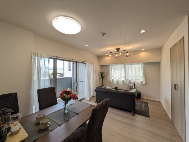 【居間・リビング】 | ☆ホームステージングしています。家具は撮影用です。