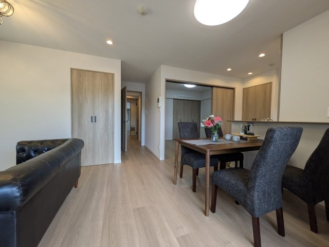 【居間・リビング】 | ☆ホームステージングしています。家具は撮影用です。