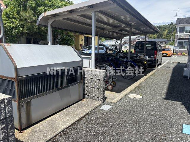 京丹後市峰山町杉谷のアパートのその他共用部分|屋根付きの駐輪場です◎