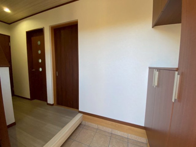 【玄関】 | 【プレイワーク伯太町2丁目・中古戸建】伯太小・平成23年建築・4LDK | 毎日通る玄関はこちらです