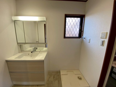 【独立洗面台】 | 【プレイワーク伯太町2丁目・中古戸建】伯太小・平成23年建築・4LDK | 独立洗面台です