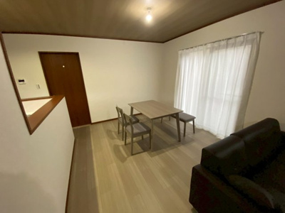 【居間・リビング】 | 【プレイワーク伯太町2丁目・中古戸建】伯太小・平成23年建築・4LDK | こちらのリビングで趣味の時間をお楽しみください