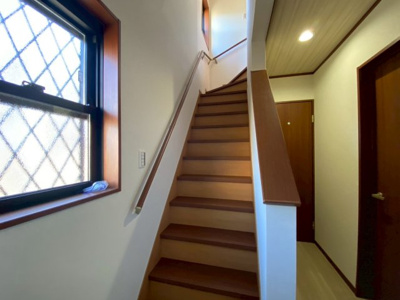 【玄関】 | 【プレイワーク伯太町2丁目・中古戸建】伯太小・平成23年建築・4LDK | シンプルで使いやすい玄関です