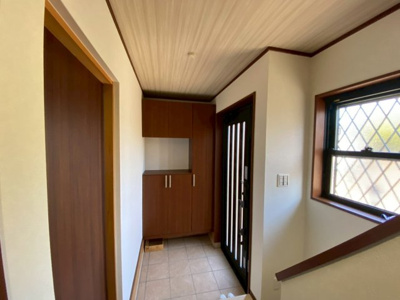 【玄関】 | 【プレイワーク伯太町2丁目・中古戸建】伯太小・平成23年建築・4LDK | 明るい玄関です