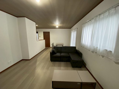 【居間・リビング】 | 【プレイワーク伯太町2丁目・中古戸建】伯太小・平成23年建築・4LDK | おしゃれな居間です