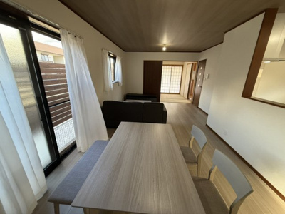 【居間・リビング】 | 【プレイワーク伯太町2丁目・中古戸建】伯太小・平成23年建築・4LDK | ゆったり過ごせるリビングです