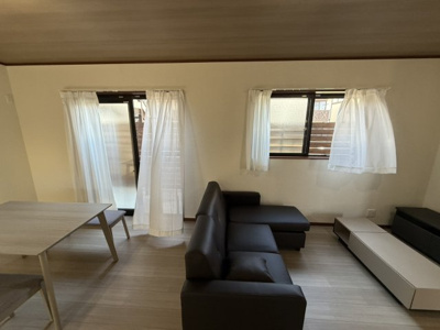 【居間・リビング】 | 【プレイワーク伯太町2丁目・中古戸建】伯太小・平成23年建築・4LDK | ゆったり過ごせるリビングです