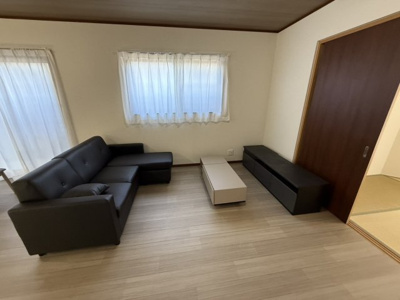 【居間・リビング】 | 【プレイワーク伯太町2丁目・中古戸建】伯太小・平成23年建築・4LDK | こちらの居間で趣味の時間をお楽しみください