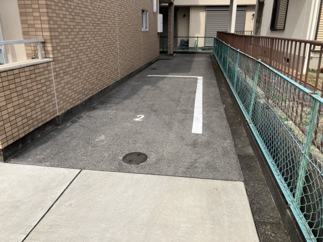アベニュー服部の駐車場