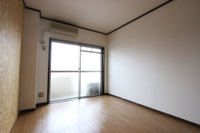 アベニュー服部の洋室