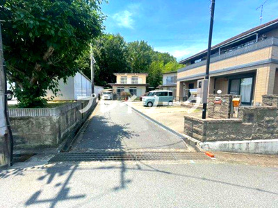 【前面道路含む現地写真】 | 緑が丘小・南東向き・土地51.4坪・建築条件なし・三木市緑が丘町西4丁目 | 前面道路含む現地写真です