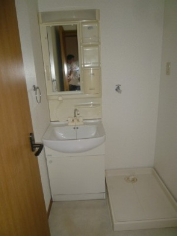 レジデンス川本A棟の洗面所|スペースが確保できる洗面所です