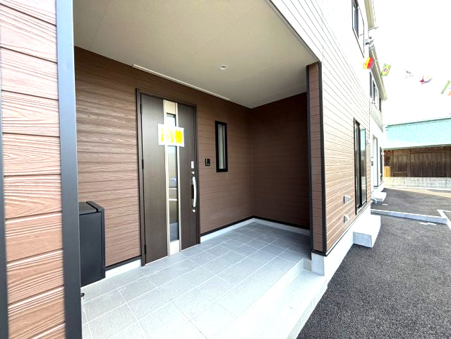 クレイドルガーデン筒井1号棟　松前町筒井第4-1号棟(全4棟)　新築建売分譲1号棟の玄関|ゆったりとした玄関です