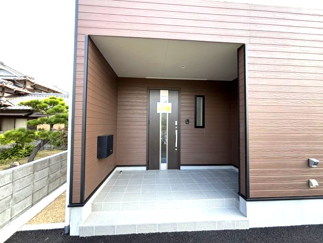 クレイドルガーデン筒井1号棟　松前町筒井第4-1号棟(全4棟)　新築建売分譲1号棟の玄関|ゆったりとした玄関です