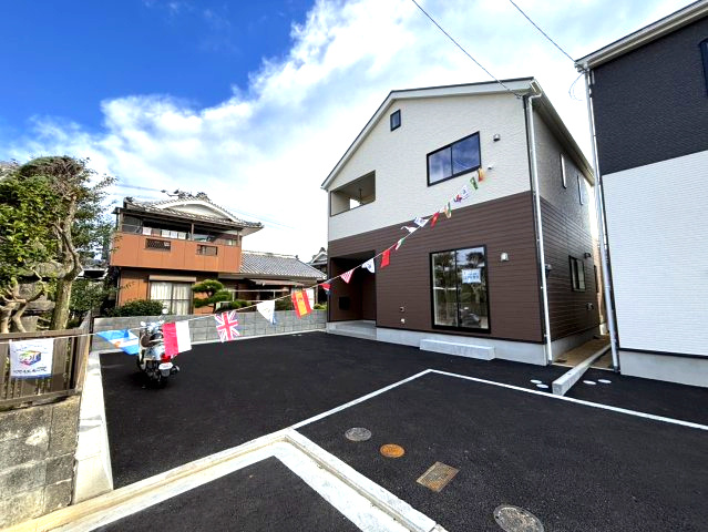 クレイドルガーデン筒井1号棟　松前町筒井第4-1号棟(全4棟)　新築建売分譲1号棟の外観|前面道路含む現地写真です