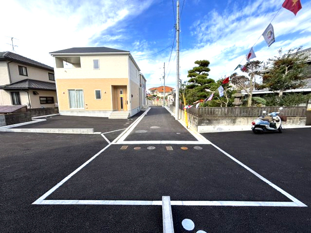 クレイドルガーデン筒井1号棟　松前町筒井第4-1号棟(全4棟)　新築建売分譲1号棟の外観|前面道路含む現地写真です