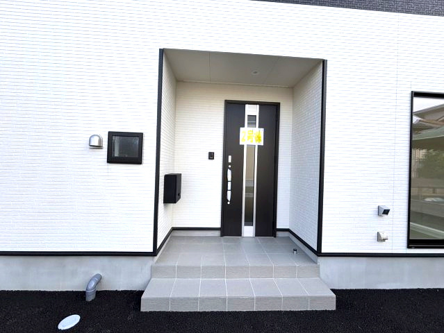 クレイドルガーデン筒井2号棟　松前町筒井第4-2号棟(全4棟)　新築建売分譲2号棟の玄関|落ち着いた玄関です