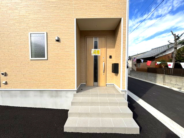 クレイドルガーデン筒井3号棟　松前町筒井第4-3号棟(全4棟)　新築建売分譲3号棟の玄関|明るい玄関です