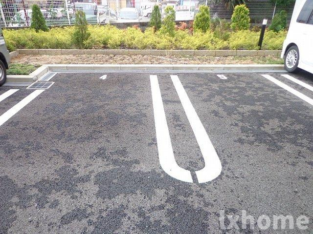 サンプラザ　茨木の駐車場|車をお持ちの方に嬉しい駐車場付きの物件です