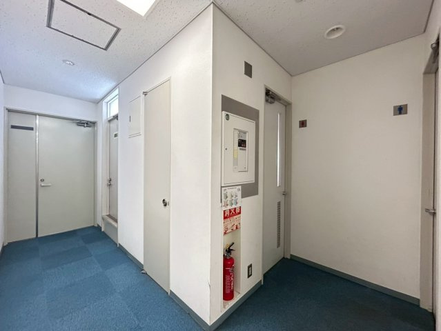 雁宿中埜ビルの内装