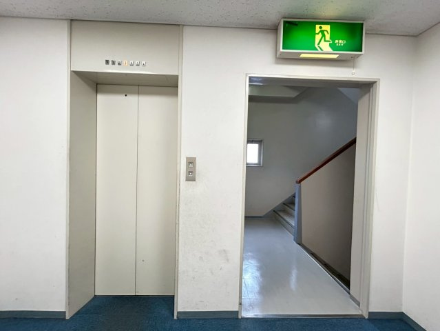 雁宿中埜ビルの内装