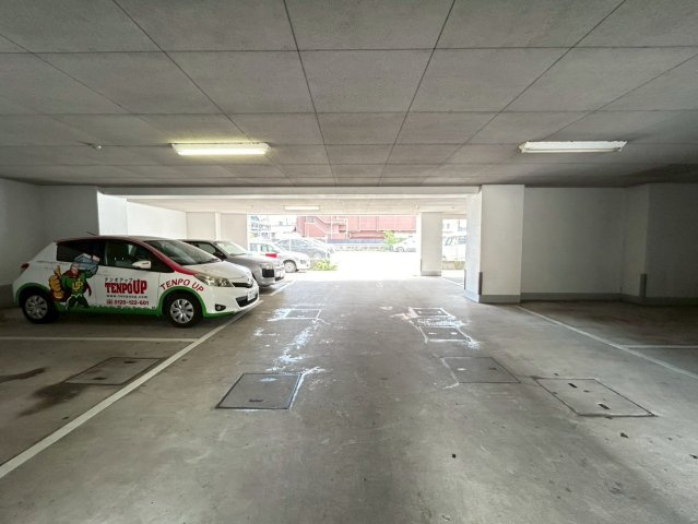 雁宿中埜ビルの駐車場