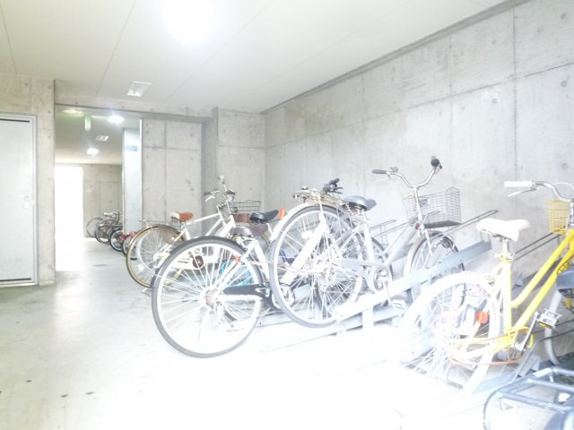 コーポYAHATAナンバ元町の駐車場