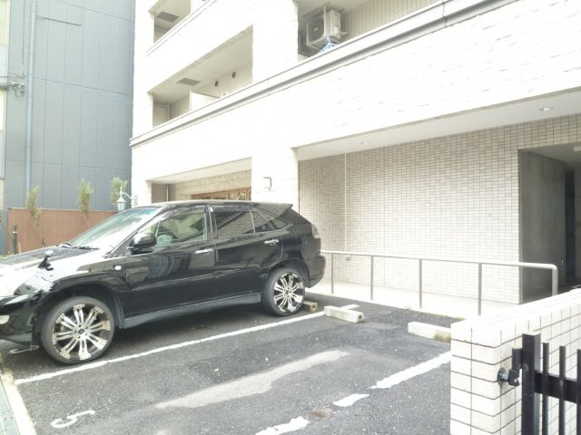 コーポYAHATAナンバ元町の駐車場