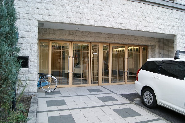 コーポYAHATAナンバ元町のエントランス