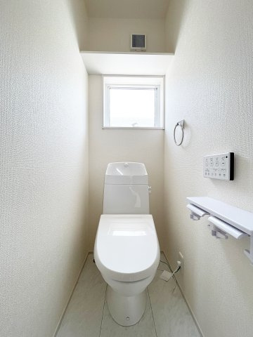 新築戸建・建売　福島市八島田字八幡北第2 Livele Garden　全2棟のトイレ|温水洗浄便座付きトイレ！上部にサニタリー収納として使える棚付きなのも嬉しいポイント！