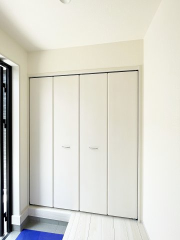 新築戸建・建売　福島市八島田字八幡北第2 Livele Garden　全2棟の玄関|たっぷり収納できる玄関収納付き！折戸付きなので来客があっても隠せる収納です！