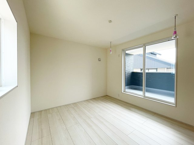 新築戸建・建売　福島市八島田字八幡北第2 Livele Garden　全2棟の洋室|ホスクリーン付きの洋室！バルコニーに出入りできるので洗濯物干しにも便利です！