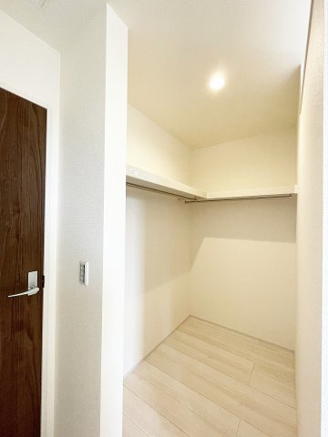 新築戸建・建売　福島市八島田字八幡北第2 Livele Garden　全2棟の収納|L字型収納+照明付きなので衣類を探すのも便利♪大型収納なので荷物が増えても安心！