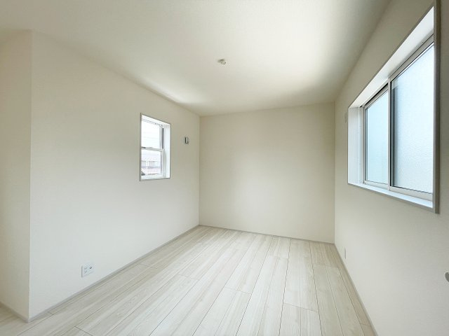 新築戸建・建売　福島市八島田字八幡北第2 Livele Garden　全2棟の洋室|南北に窓があるので風通しも良好♪曇りガラスなので外からの視線も気になりません♪