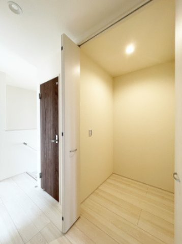 新築戸建・建売　福島市八島田字八幡北第2 Livele Garden　全2棟の収納|家族収納としても使える収納スペース！階段近くにあるので季節ものの収納としても大活躍です！