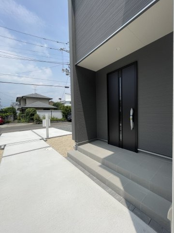 新築戸建・建売　福島市八島田字八幡北第2 Livele Garden　全2棟の玄関|自然光を取り入れる玄関ドア！人感センサー付玄関灯で夜間でも安心＆防犯効果◎