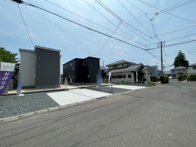 新築戸建・建売　福島市八島田字八幡北第2 Livele Garden　全2棟の駐車場|カースペース並列3台！前面道路も幅員6ｍあるので駐車が苦手な方にも安心です！