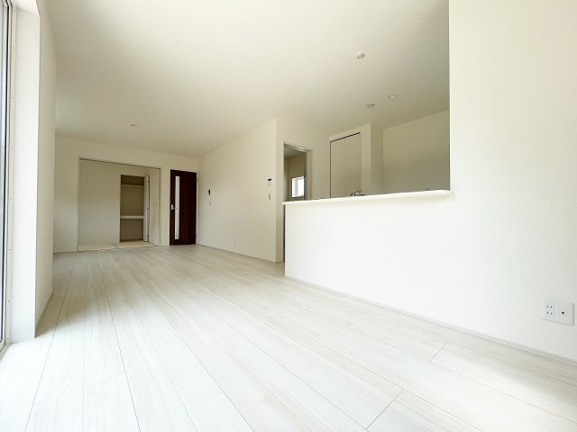 新築戸建・建売　福島市八島田字八幡北第2 Livele Garden　全2棟の居間・リビング|カウンター付きシステムキッチンはさえぎる壁がないのでリビングの様子がよく見渡せます♪