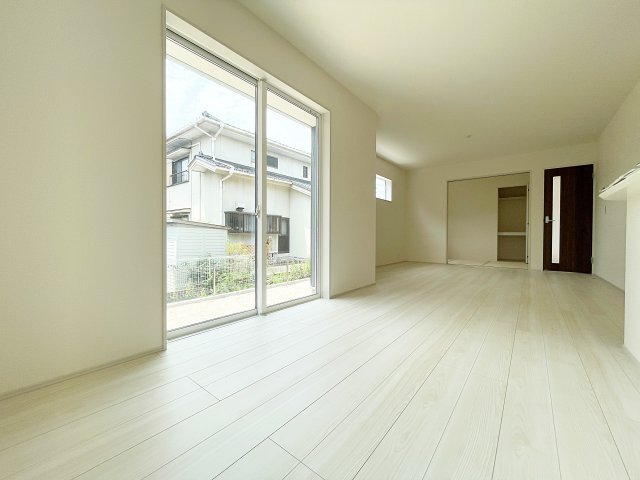 新築戸建・建売　福島市八島田字八幡北第2 Livele Garden　全2棟の居間・リビング|大きな掃き出し窓からは庭の様子もうかがえたっぷり陽の光が入る明るい空間♪