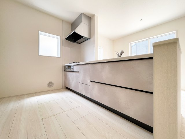 新築戸建・建売　福島市八島田字八幡北第2 Livele Garden　全2棟のキッチン|お子様やパートナーと一緒に料理や片付けができるシステムキッチン♪対面キッチンなので開放感あり♪