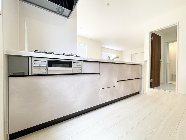 新築戸建・建売　福島市八島田字八幡北第2 Livele Garden　全2棟のキッチン|三口のガスコンロで同時調理可能♪洗面室や浴室が近いため家事動線が取りやすい♪