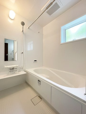 新築戸建・建売　福島市八島田字八幡北第2 Livele Garden　全2棟の浴室|浴室乾燥機付きバスルーム！ベンチ式バスタブなのでお子様と一緒のバスタイムや半身浴が楽しめます！