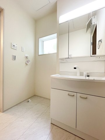 新築戸建・建売　福島市八島田字八幡北第2 Livele Garden　全2棟の独立洗面台|三面鏡付き洗面台は鏡の内側にも収納がついているので洗面台の周りをすっきり整頓できます！