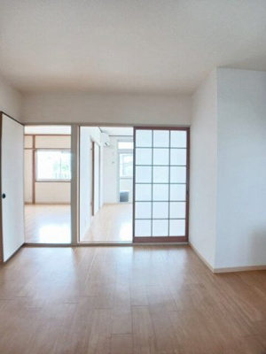 【居間・リビング】 | ピースフルハイツ | ゆったり過ごせる居間です